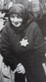 Alte jüdische Frau mit dem Davidstern 1941.jpg