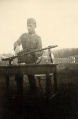 6-Infanterie-Uffz am MG auf Tisch-Umgang mit Waffen.jpg