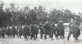 Französische Kriegsgefangene auf dem Weg zum Mittagessen.jpg